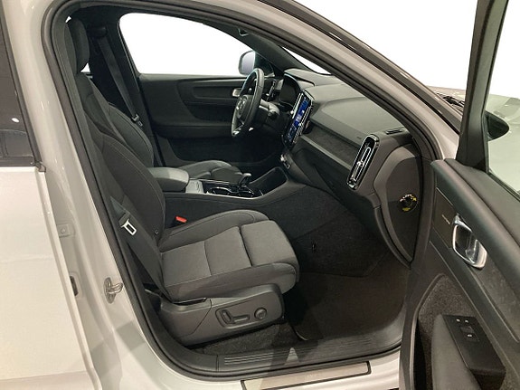 Volvo XC40 4 of 5