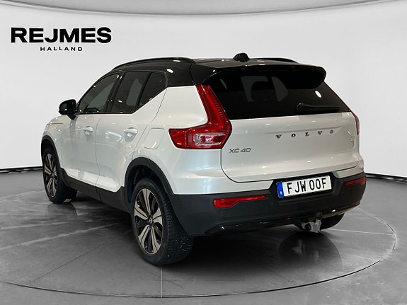 Volvo XC40 2 of 5