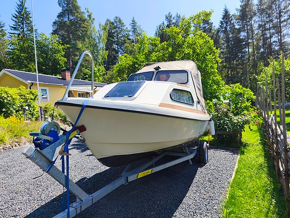 Charmig retrobåt Crescent 560 med fyrtaktare och båtvagn 4 of 10