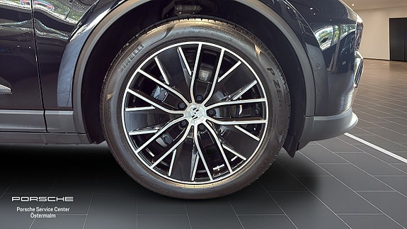 Porsche Macan 4 9 of 12