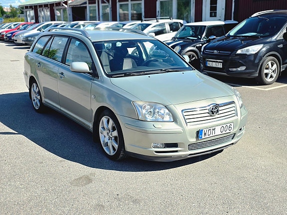 Toyota Avensis 2 of 5