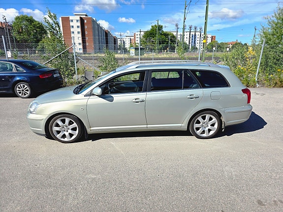 Toyota Avensis 7 of 18
