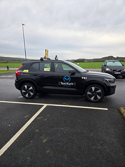 Volvo XC40 2 of 5