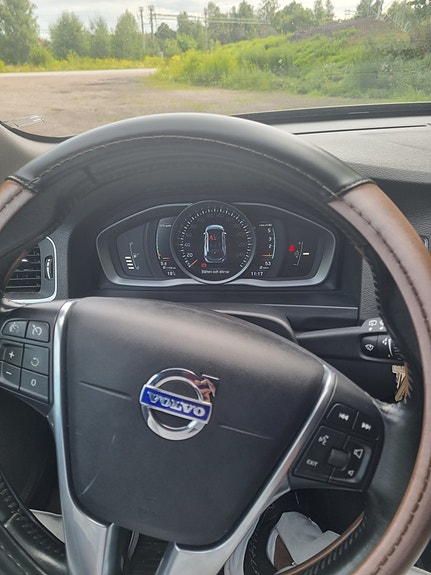 Volvo V60 Cross Country 2 of 5