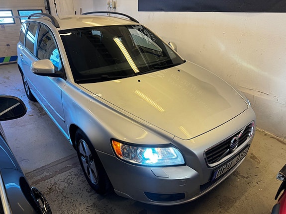 Volvo V50 4 of 5