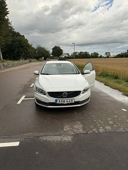 Volvo V60 2 of 5