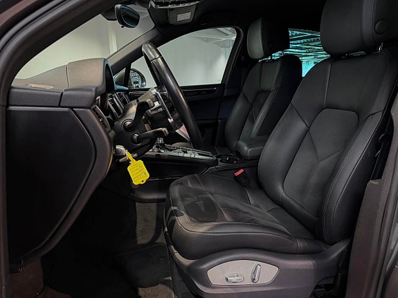 Porsche Macan 15 of 19