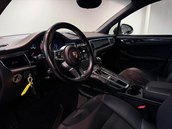Porsche Macan 13 of 19
