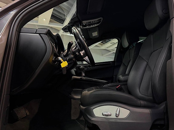 Porsche Macan 14 of 19