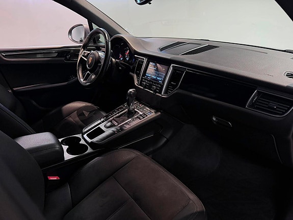 Porsche Macan 17 of 19