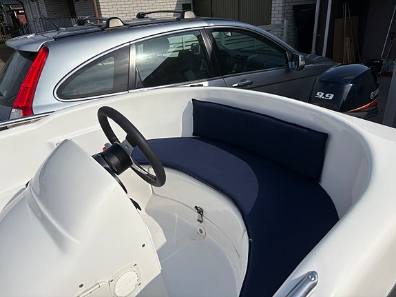 Cremo 381CC 2023 – Demobåt med Yamaha 9,9 hk & helt ny Tiki-trailer. Höstpris 8 of 8
