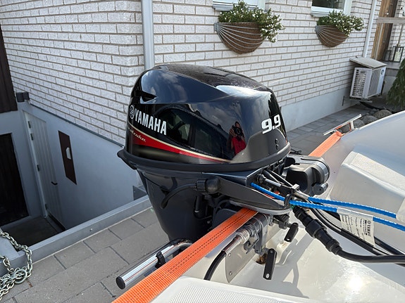 Cremo 381CC 2023 – Demobåt med Yamaha 9,9 hk & helt ny Tiki-trailer. Höstpris 6 of 8