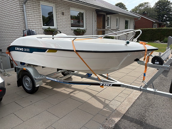 Cremo 381CC 2023 – Demobåt med Yamaha 9,9 hk & helt ny Tiki-trailer 2 of 5