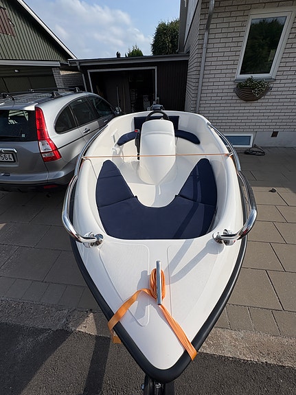 Cremo 381CC 2023 – Demobåt med Yamaha 9,9 hk & helt ny Tiki-trailer 3 of 5