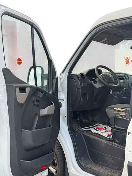 Nissan NV400 7 of 15