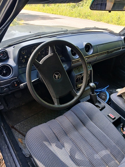 Mercedes-Benz 230 E 3 of 4
