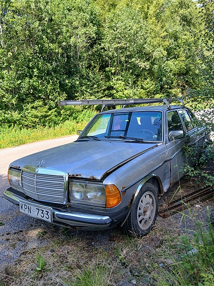 Mercedes-Benz 230 E 2 of 4