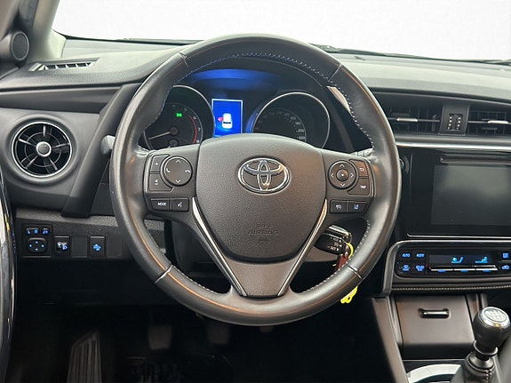 Toyota Auris 8 of 24