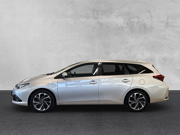 Toyota Auris 2 of 5