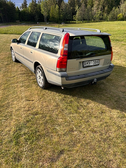 Volvo V70 2 of 5