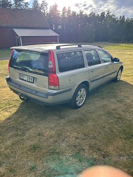 Volvo V70 3 of 5