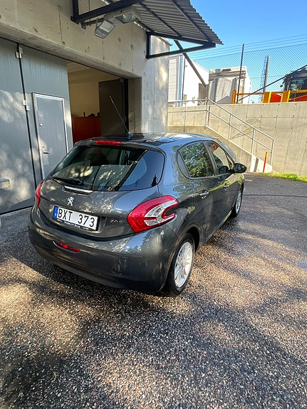 Peugeot 208 2 of 4