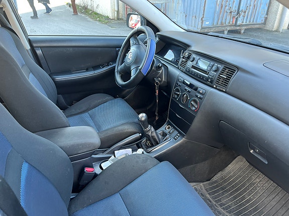 Toyota Corolla 4 of 5