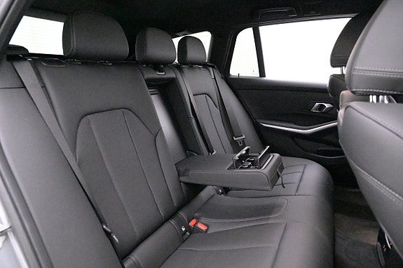 BMW 330e 19 of 27