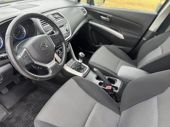 Suzuki S-Cross 7 of 9