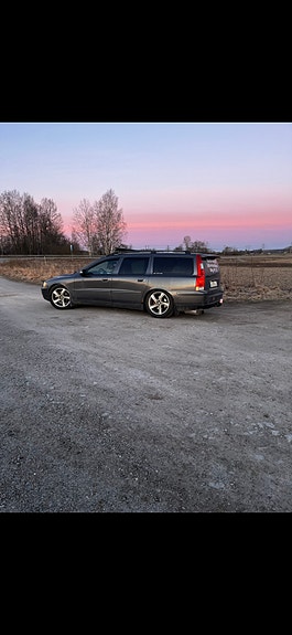 Volvo V70 2 of 5