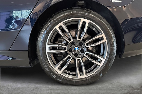 BMW i5 16 of 19