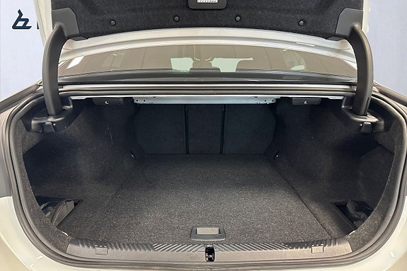 BMW i5 10 of 19