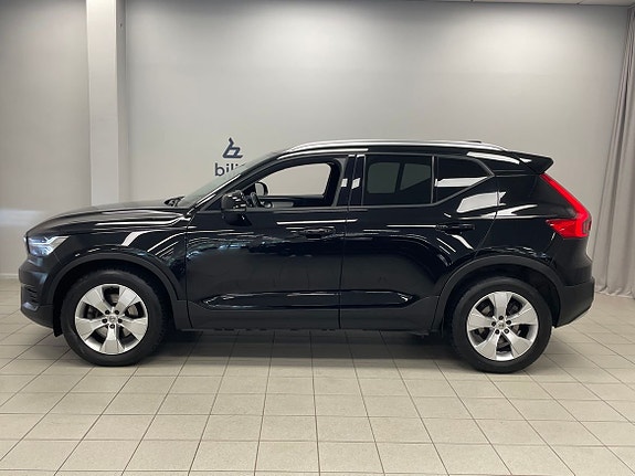 Volvo XC40 2 of 5