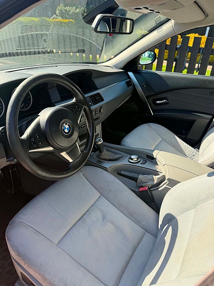 BMW 520i 4 of 5