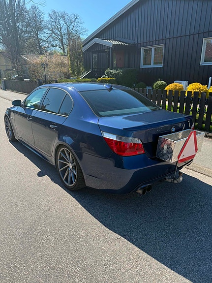 BMW 520i 3 of 5