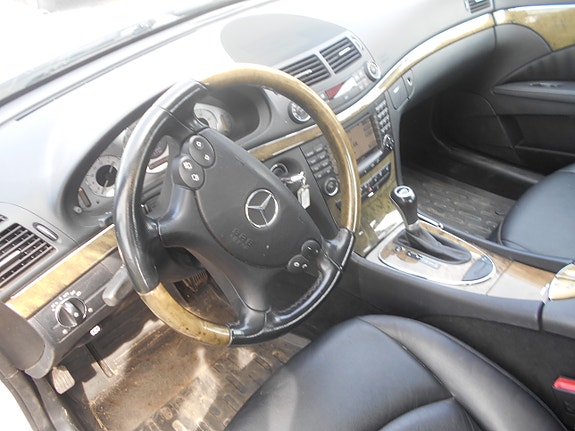 Mercedes-Benz E320 4 of 5