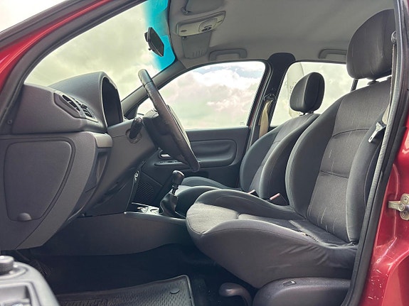 Renault Clio 14 of 16