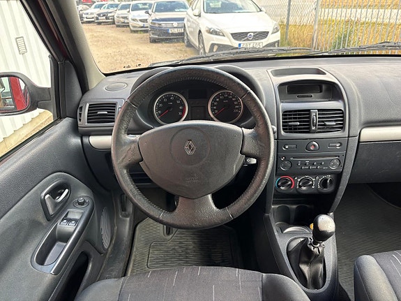Renault Clio 10 of 16