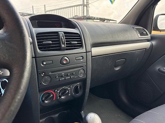 Renault Clio 13 of 16