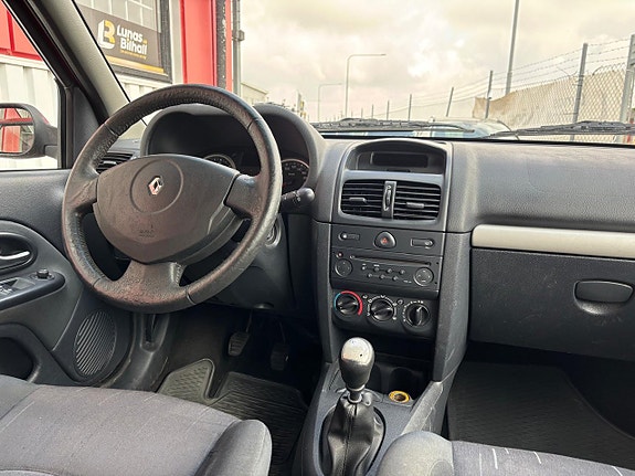 Renault Clio 11 of 16