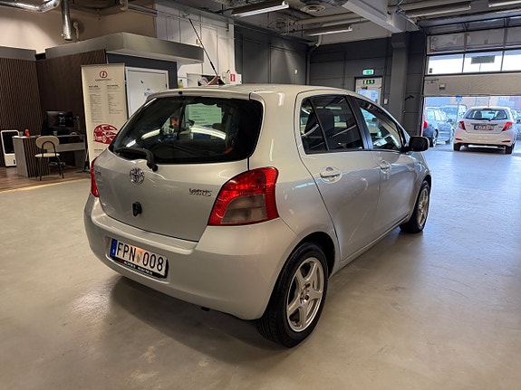 Toyota Yaris 5 of 21