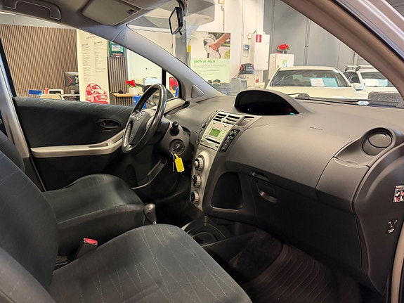 Toyota Yaris 17 of 21