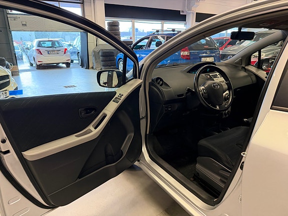 Toyota Yaris 8 of 21