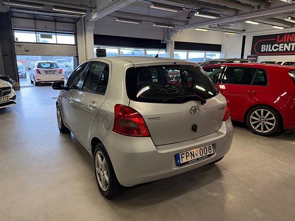 Toyota Yaris 7 of 21