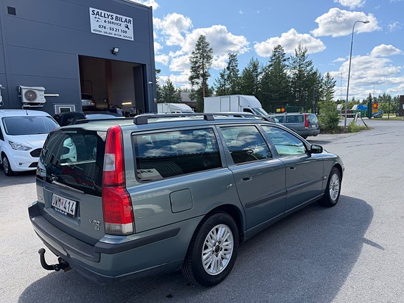 Volvo V70 2 of 5