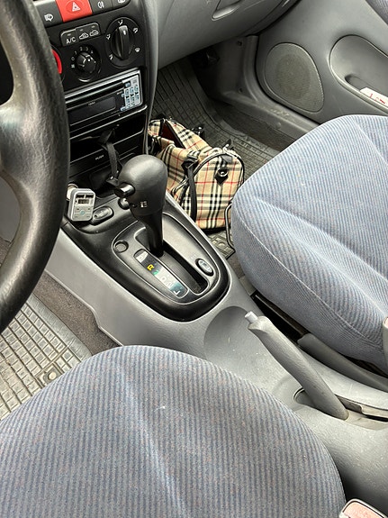 Hyundai Elantra 3 of 4