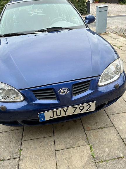 Hyundai Elantra 2 of 4