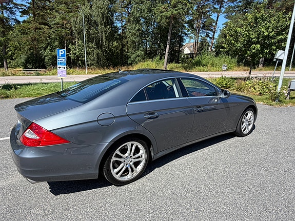 Mercedes-Benz CLS500 4 of 5