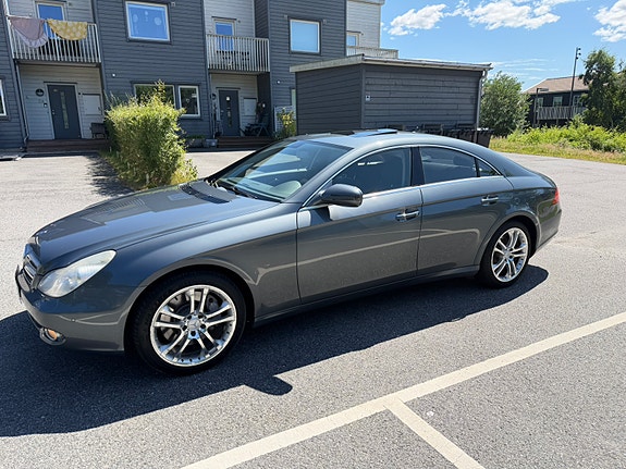 Mercedes-Benz CLS500 3 of 5