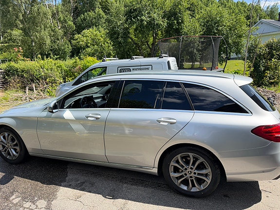Mercedes-Benz C220 2 of 5